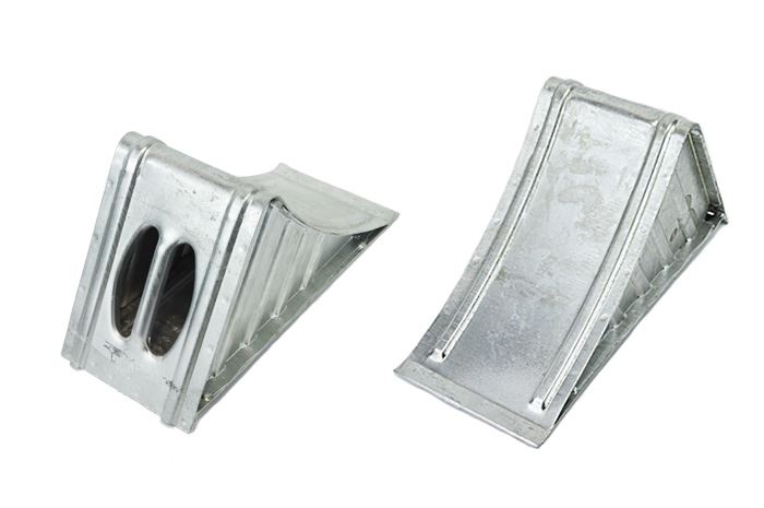 KLIN POD KOŁO METALOWY R-560